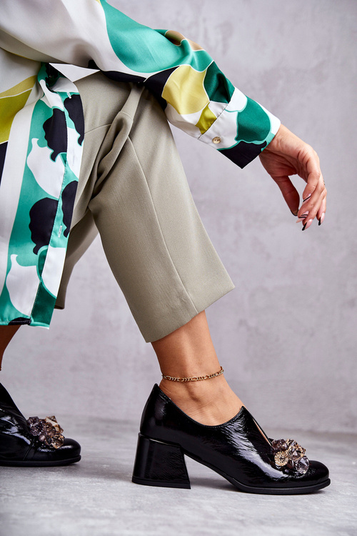 Skórzane Półbuty Gładkie Z Jasną Ozdobą Czarne Delaver