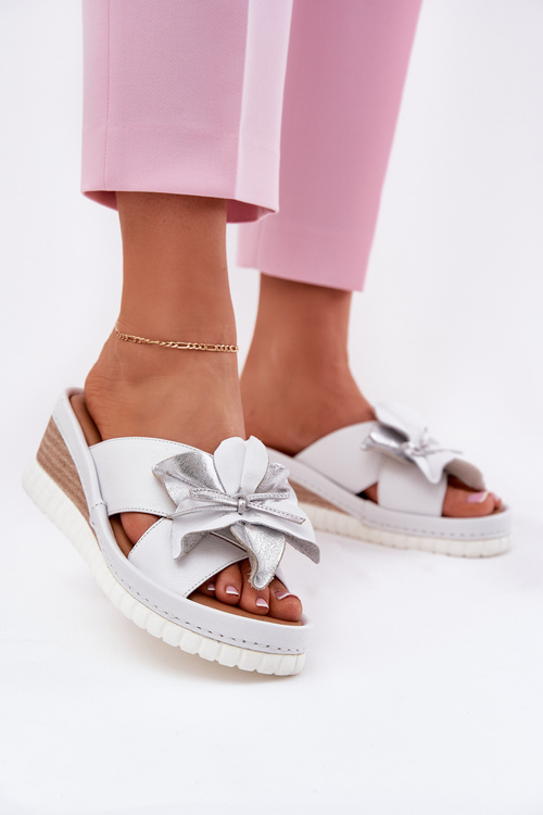 Skórzane Klapki Damskie Na Koturnie Z Ozdobnym Kwiatem Artiker 54C0538 Biało-Srebrne