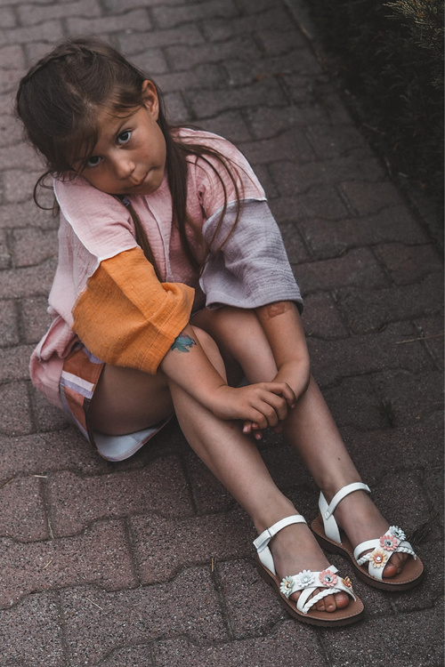 Sandałki Dziecięce Zapinane Na Rzep Z Kwiatkami Białe Nestalee