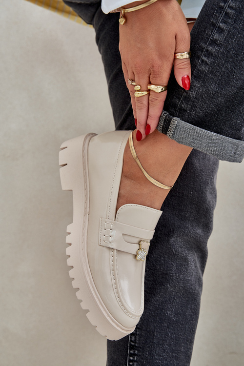 Lakierowane Mokasyny Damskie Z Przypinką Miś Beżowe Wulinea