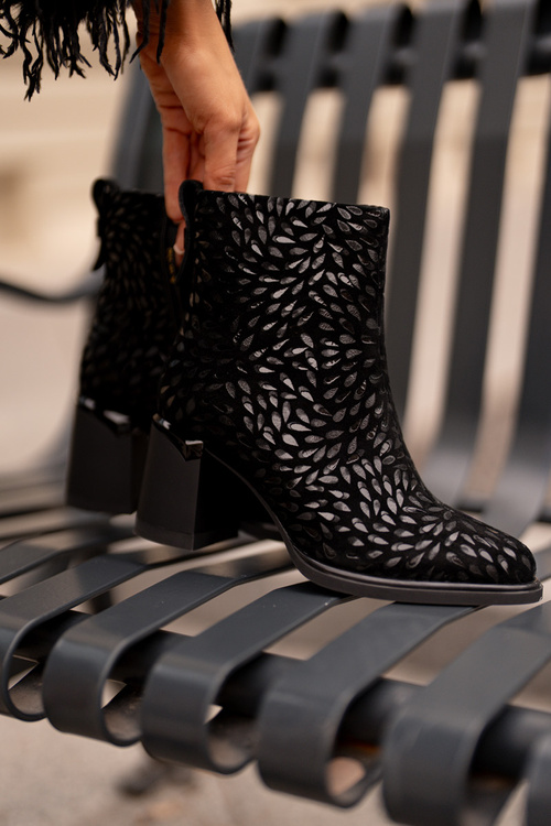 Zamszowe Botki Na Słupku Z Ozdobnym Tłoczeniem D&A CR42-192 Czarne