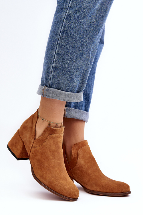 Zamszowe Botki Z Wycięciami Na Obcasie Camel Dalros