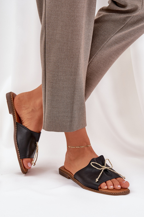 Klapki Na Płaskiej Podeszwie Z Ozdobną Kokardką Czarne Deonelis