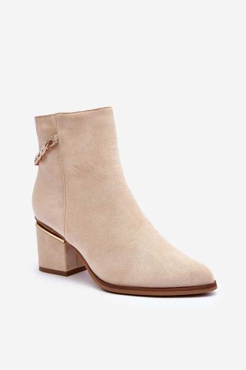 Zamszowe Botki Na Obcasie Z Biżuteryjną Ozdobą Beżowe Jadirel