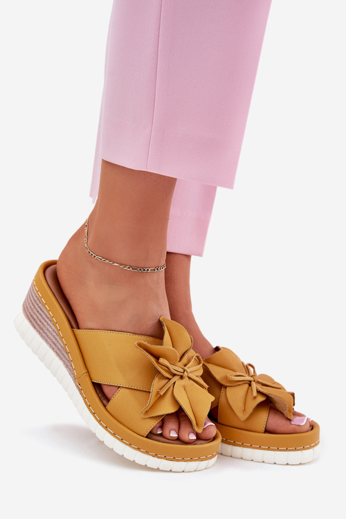 Skórzane Klapki Damskie Na Koturnie Z Ozdobnym Kwiatem Artiker 52C0504 Żółte