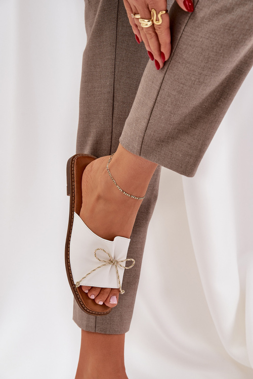 Klapki Na Płaskiej Podeszwie Z Ozdobną Kokardką Białe Deonelis