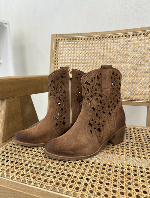 Damskie Botki Na Obcasie Z Ażurowym Wzorem Lewski 3394/2 Brązowe