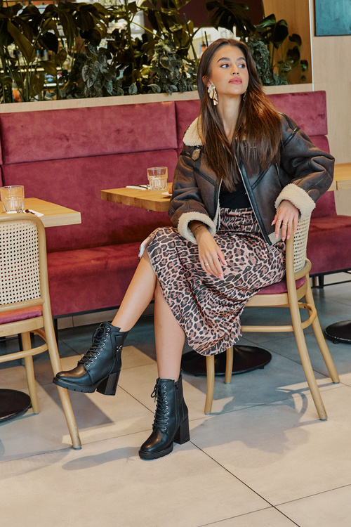 Ocieplane Botki Na Słupku Ze Złotym Detalem Czarne Ivarisse