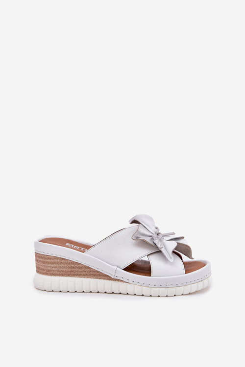 Skórzane Klapki Damskie Na Koturnie Z Ozdobnym Kwiatem Artiker 54C0538 Biało-Srebrne