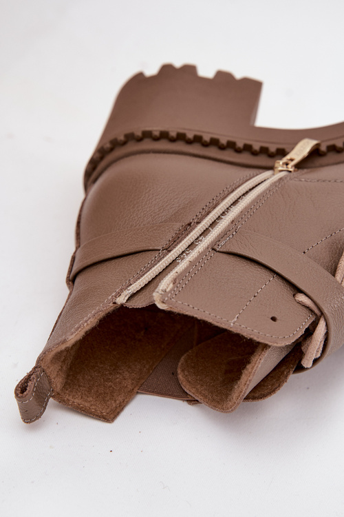 Skórzane Botki Damskie Na Klocku Z Ozdobnym Paskiem Ocieplane Zazoo 60557 Ciemnobeżowe