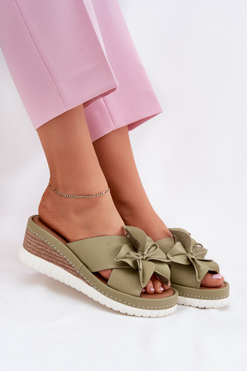 Skórzane Klapki Damskie Na Koturnie Z Ozdobnym Kwiatem Artiker 52C0503 Zielone