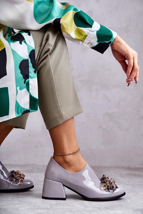 Lakierowane Skórzane Półbuty Gładkie Z Ciemną Ozdobą Szare Delaver