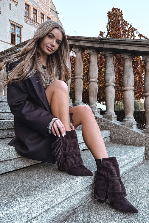 Botki Damskie Na Słupku Z Frędzlami I Złotymi Klamrami Czekoladowe Evelisse