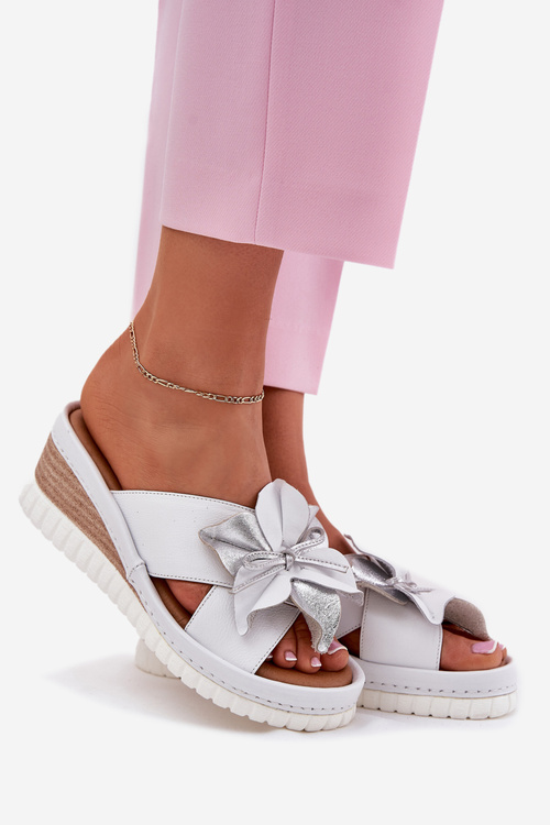 Skórzane Klapki Damskie Na Koturnie Z Ozdobnym Kwiatem Artiker 54C0538 Biało-Srebrne