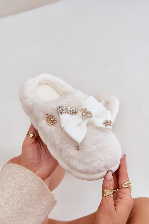 Futrzane Kapcie Z Kokardką I Przypinkami Białe Annalira