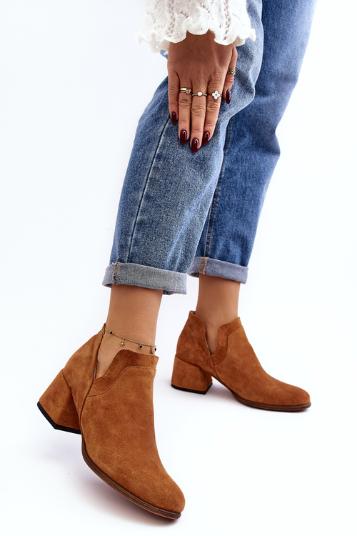 Zamszowe Botki Z Wycięciami Na Obcasie Camel Dalros