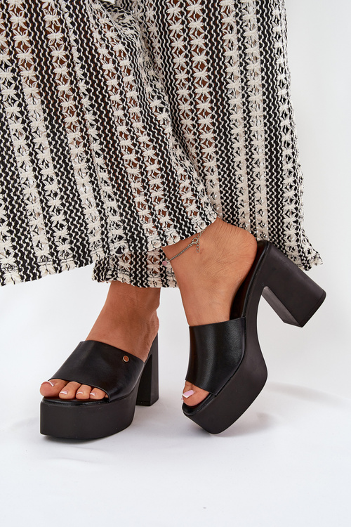 Damskie Klapki Z Eko Skóry Na Słupku I Platformie Czarne Tamirella