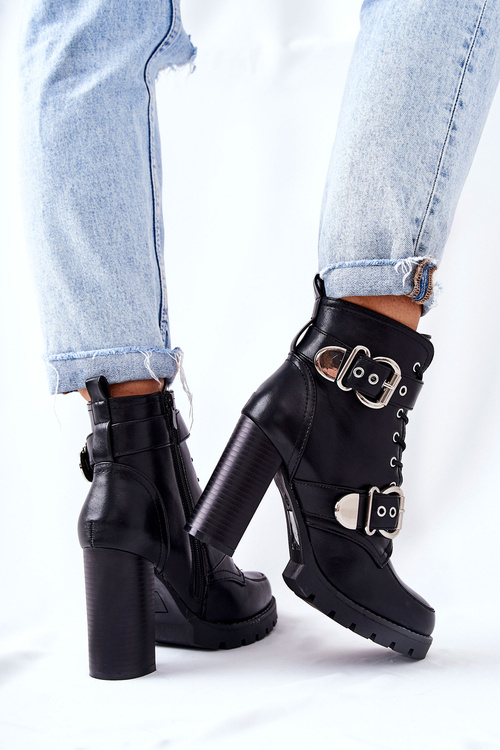 Botki Na Słupku Z Klamrą Czarne Flaris