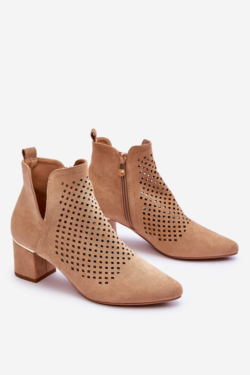 Zamszowe Botki Ażurowe Z Wycięciem Na Obcasie Beżowe Blakely