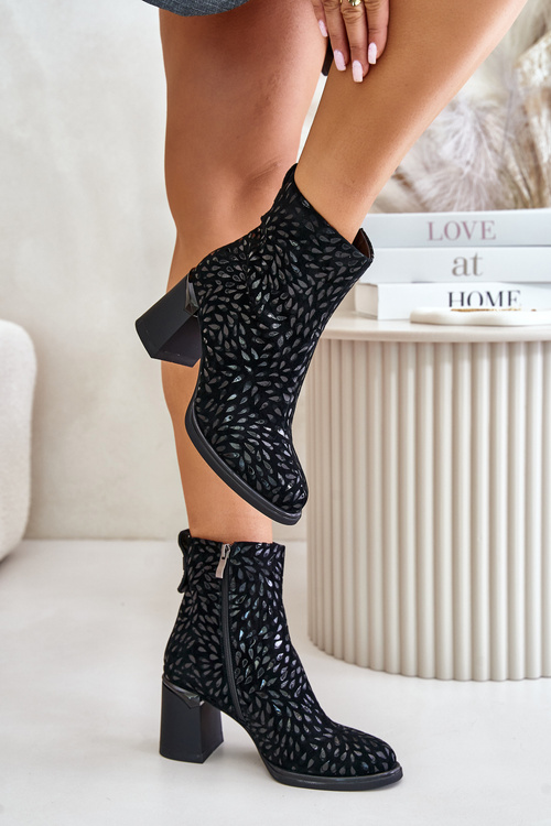 Zamszowe Botki Na Słupku Z Ozdobnym Tłoczeniem D&A CR42-192 Czarne