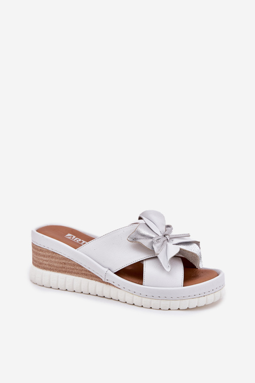 Skórzane Klapki Damskie Na Koturnie Z Ozdobnym Kwiatem Artiker 54C0538 Biało-Srebrne