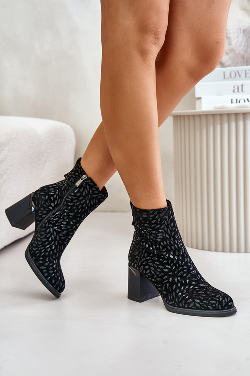 Zamszowe Botki Na Słupku Z Ozdobnym Tłoczeniem D&A CR42-192 Czarne