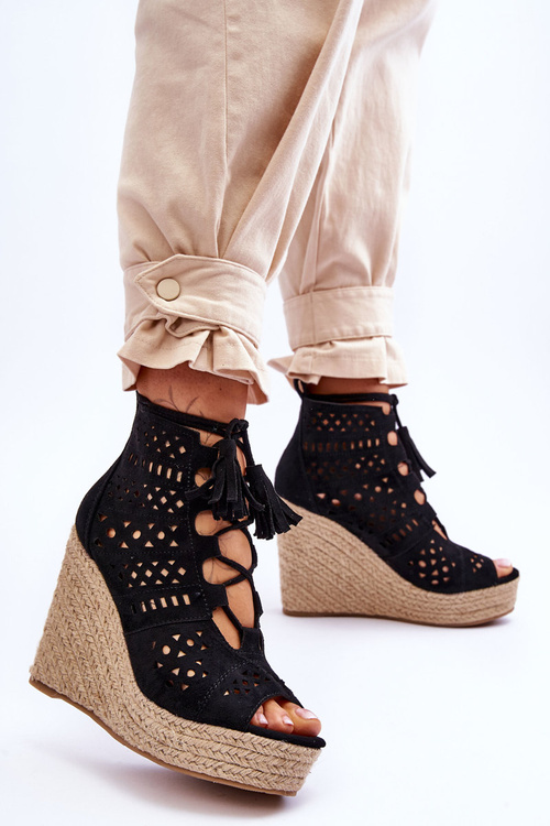 Zamszowe Ażurowe Botki Na Koturnie Czarne Berthe