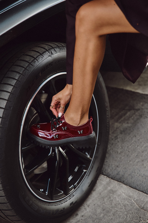 Lakierowane Skórzane Półbuty Damskie Z Przypinkami Artiker 57C0336 Bordowe