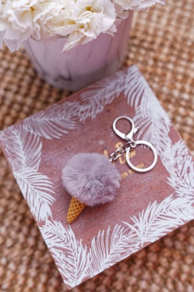 Mały Brelok Szara Zawieszka do Torebki Lód