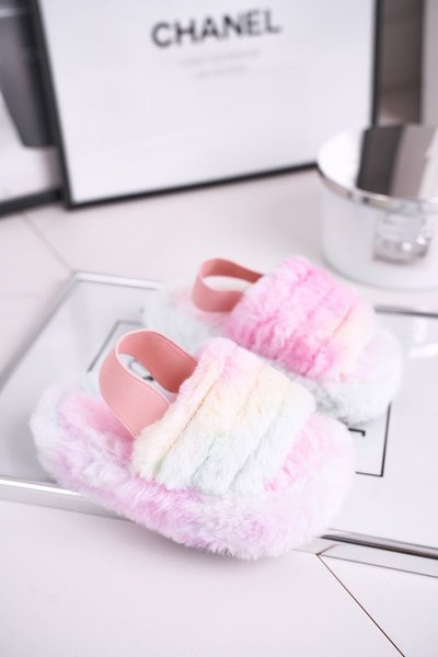 Dziecięce klapki z futerkiem i gumką kolorowe Fluffy