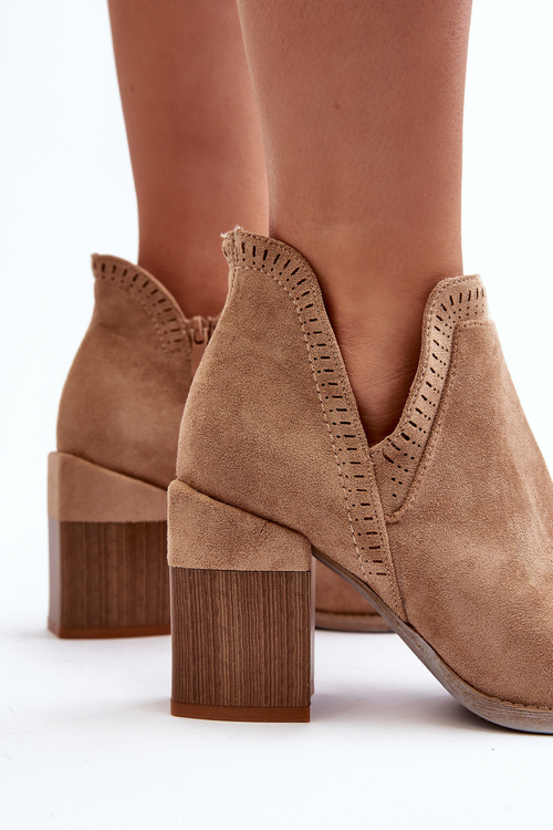 Botki Na Masywnym Słupku Z Wycięciem Beżowe Jolnima