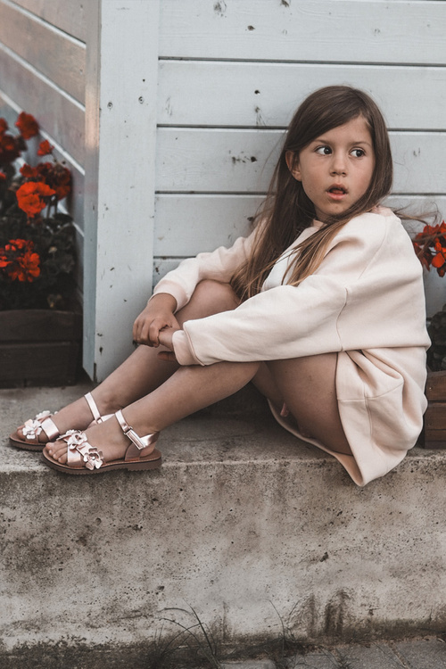 Sandałki Dziecięce Ozdobione Kwiatkami Zapinane Na Rzep Różowe Fagossa