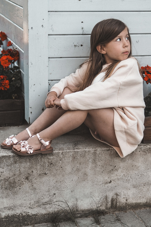 Sandałki Dziecięce Ozdobione Kwiatkami Zapinane Na Rzep Różowe Fagossa