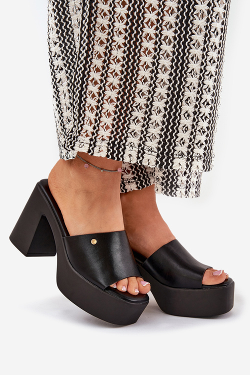 Damskie Klapki Z Eko Skóry Na Słupku I Platformie Czarne Tamirella