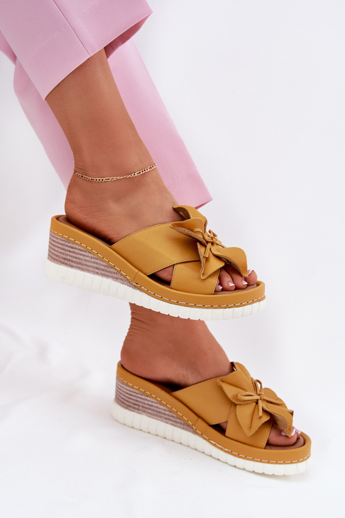 Skórzane Klapki Damskie Na Koturnie Z Ozdobnym Kwiatem Artiker 52C0504 Żółte