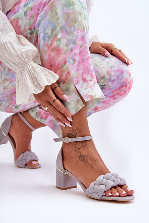 Zamszowe Sandały Z Warkoczem Szare Essenza