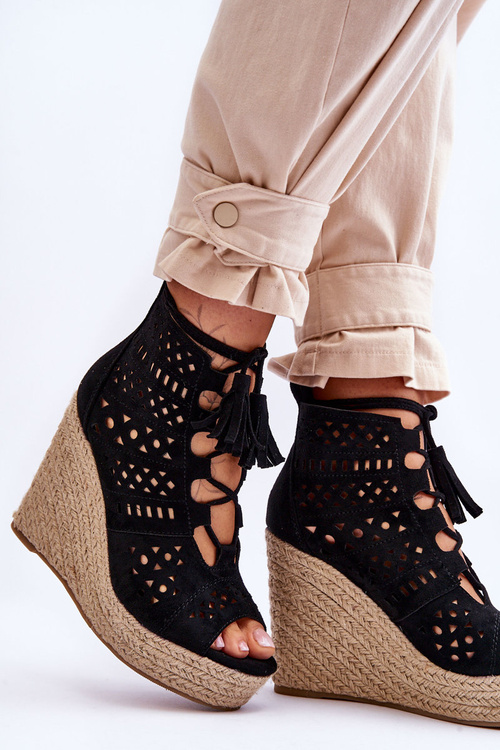 Zamszowe Ażurowe Botki Na Koturnie Czarne Berthe