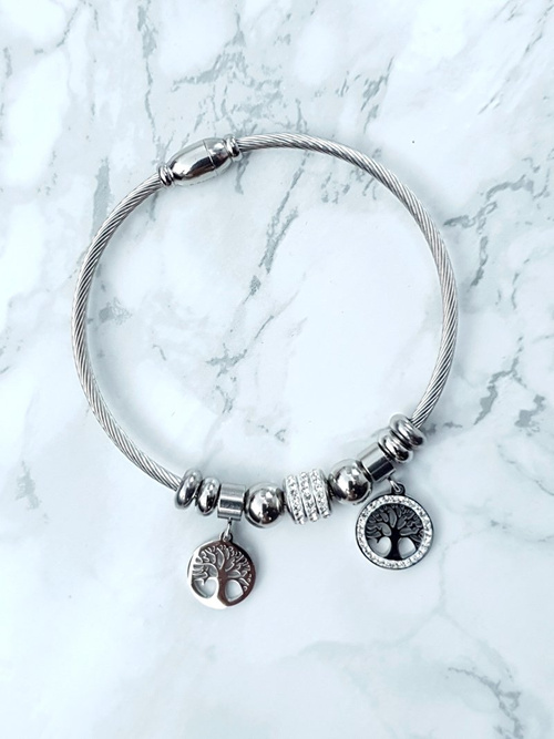 Damska Bransoleta Na Stalowej Lince Ze Srebrnymi Zawieszkami Charms