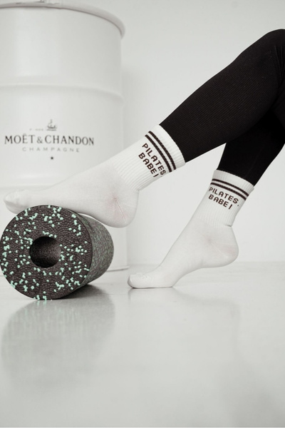 Skarpetki Damskie Z Brązowym Napisem PILATES, BABE! Ecru