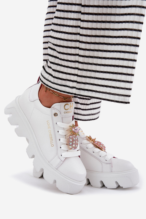 Skórzane Sneakersy Z Ozdobną Broszką Ananas CheBello 4651 Białe