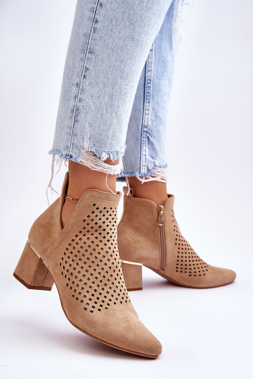 Zamszowe Botki Ażurowe Z Wycięciem Na Obcasie Beżowe Blakely