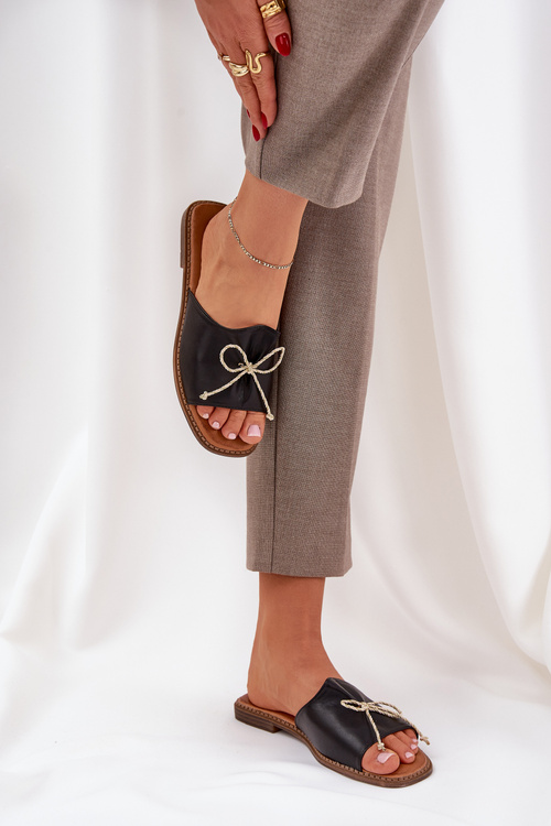 Klapki Na Płaskiej Podeszwie Z Ozdobną Kokardką Czarne Deonelis