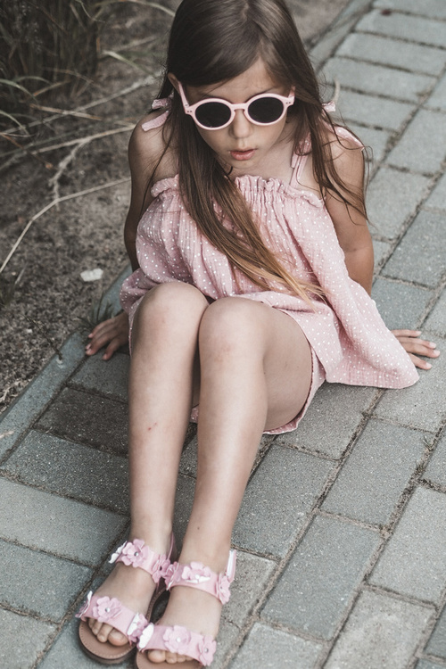 Lakierowane Sandałki Dziecięce Ozdobione Kwiatkami Różowe Tinette