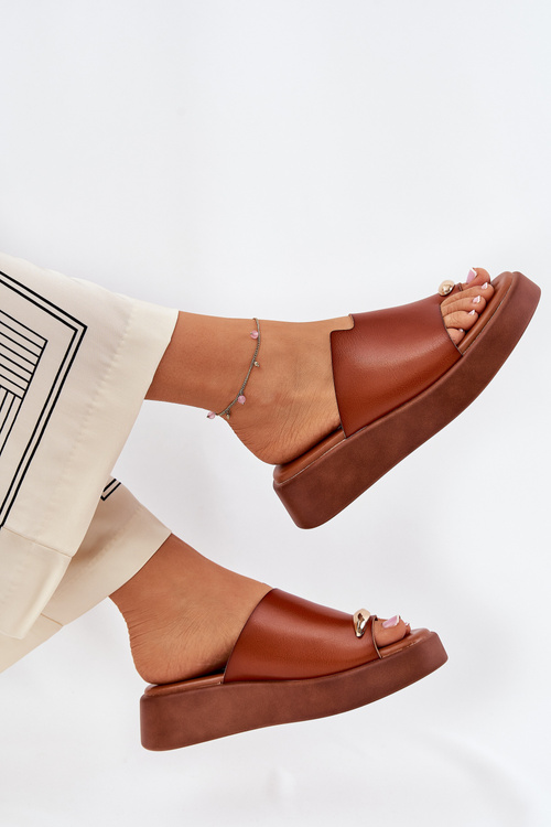 Klapki Damskie Na Platformie I Niskim Koturnie Z Ozdobnym Detalem Camel Saqesse