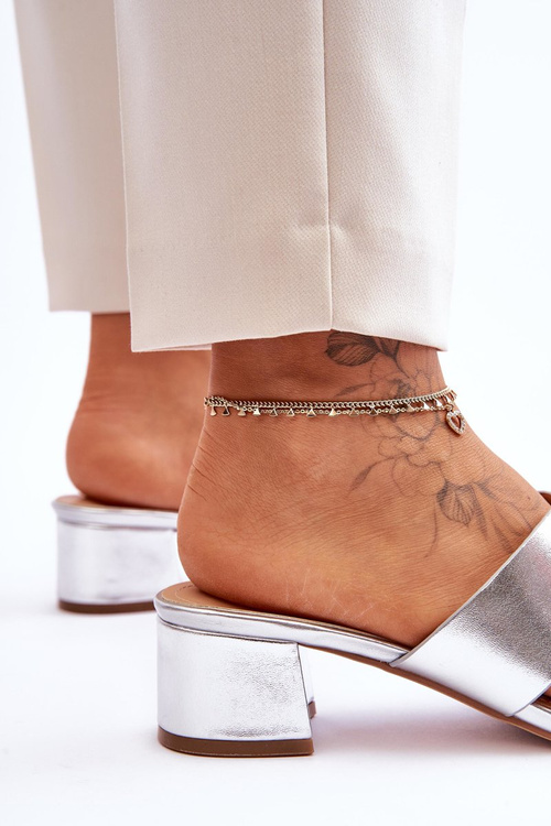 Klasyczne Skórzane Klapki Na Niskim Obcasie Srebrne Miley