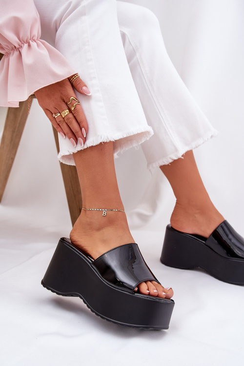 Lakierowane Klapki Damskie Na Platformie I Koturnie Czarne Nellevia