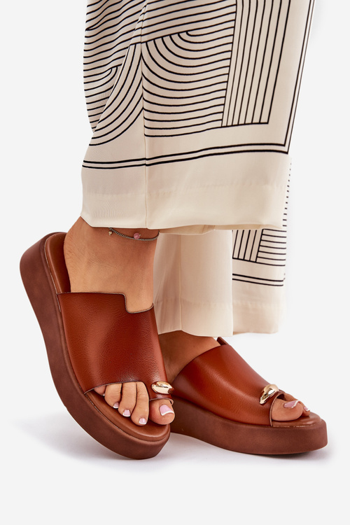 Klapki Damskie Na Platformie I Niskim Koturnie Z Ozdobnym Detalem Camel Saqesse