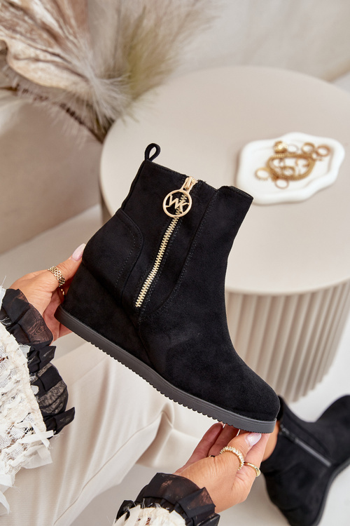 Ocieplane Botki Na Koturnie Z Ozdobnym Zamkiem Eko Zamszowe Czarne Leretha