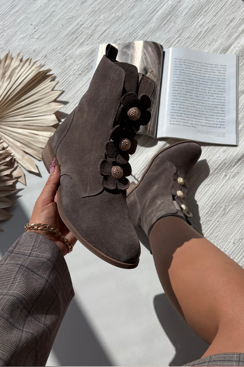 Zamszowe Botki Damskie Z Ozdobnymi Kwiatkami Zazoo 3085 Ciemnobeżowe