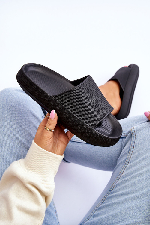 Modne Lekkie Klapki Na Masywnej Podeszwie Czarne Rebel